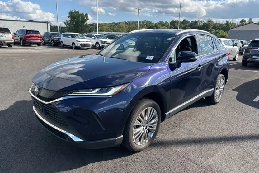 2023 Toyota Venza XLE photo 1