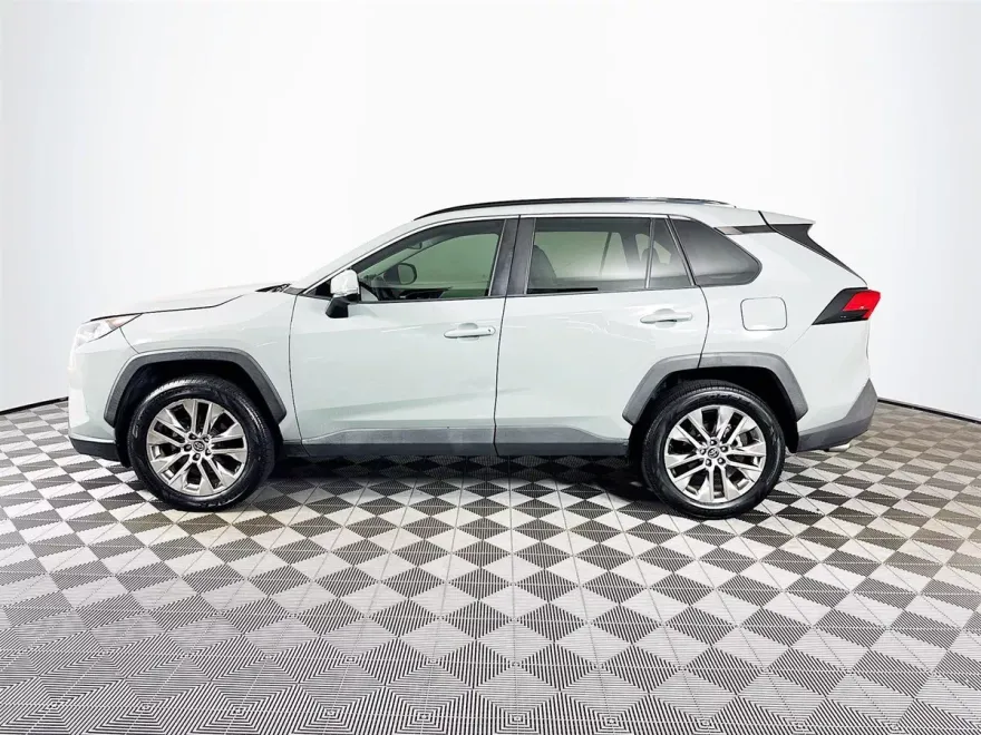 2020 Toyota RAV4 XLE Premium photo 1