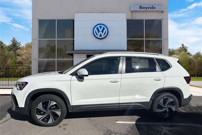 2025 Volkswagen Taos SE photo 1