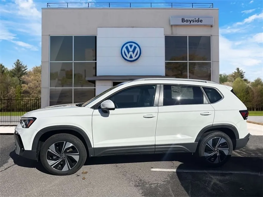2025 Volkswagen Taos SE photo 1
