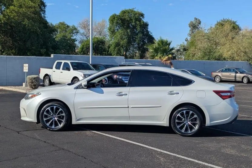 2017 Toyota Avalon XLE photo 1