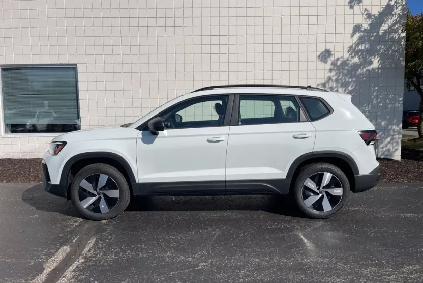 2025 Volkswagen Taos S photo 1