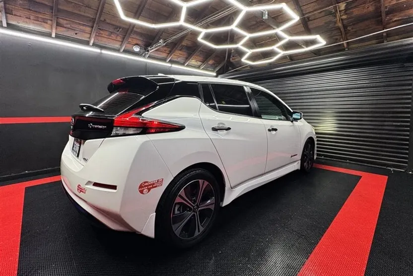 2018 Nissan Leaf SV photo 1