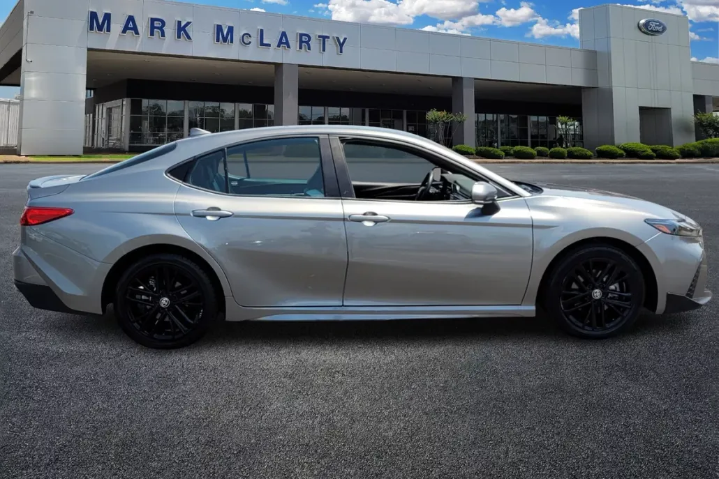 2025 Toyota Camry SE photo 1