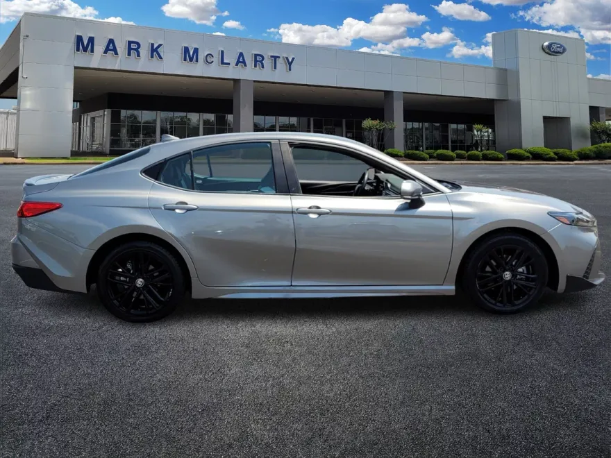2025 Toyota Camry SE photo 1