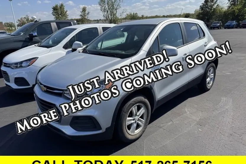 2022 Chevrolet Trax LS photo 1