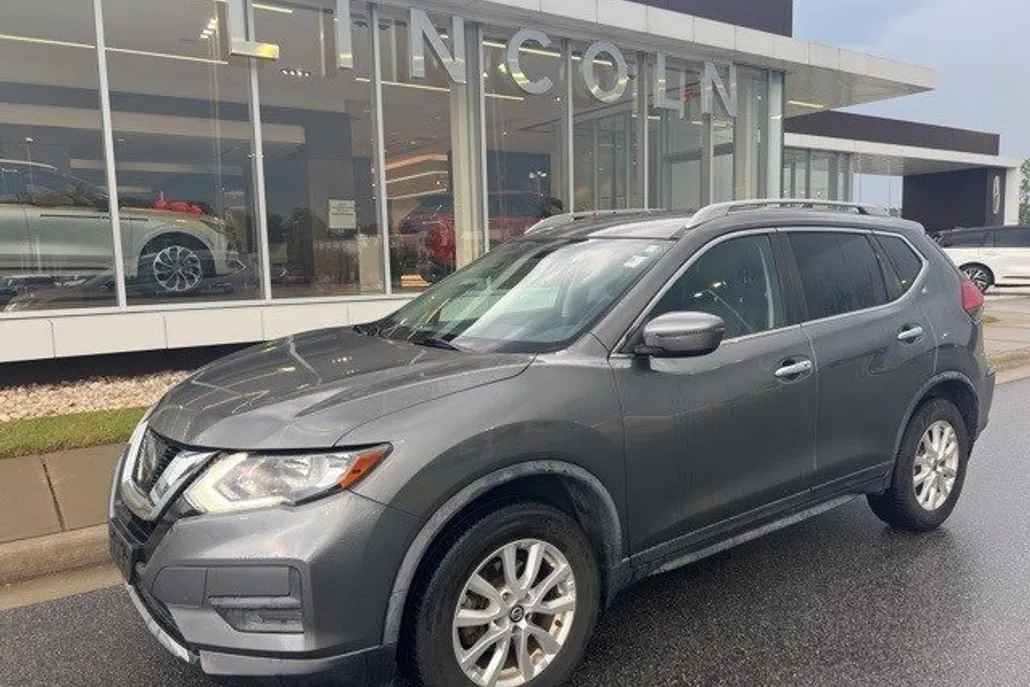 2017 Nissan Rogue SV photo 1