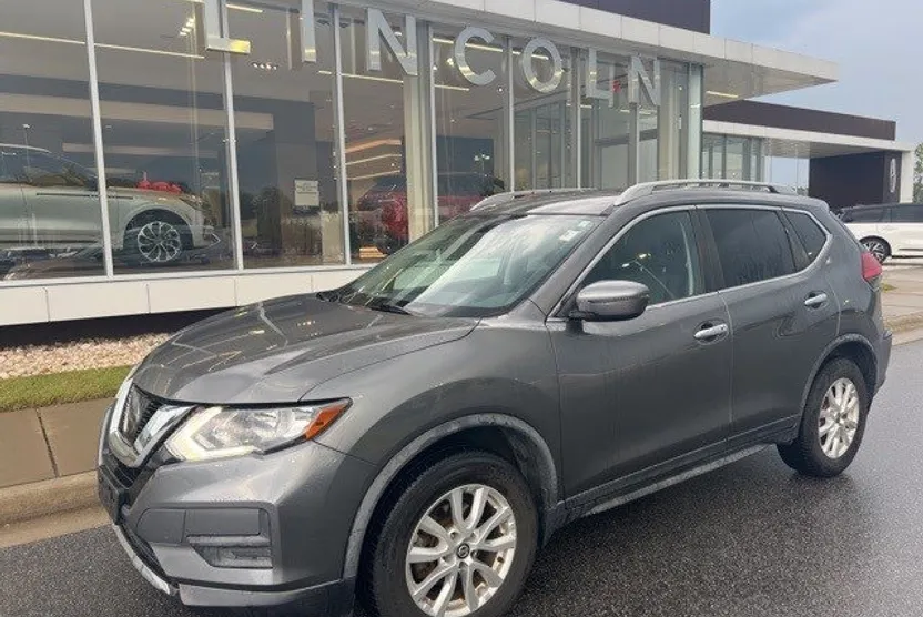 2017 Nissan Rogue SV photo 1
