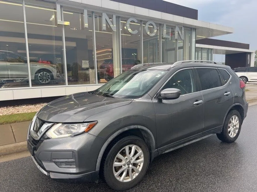 2017 Nissan Rogue SV photo 1
