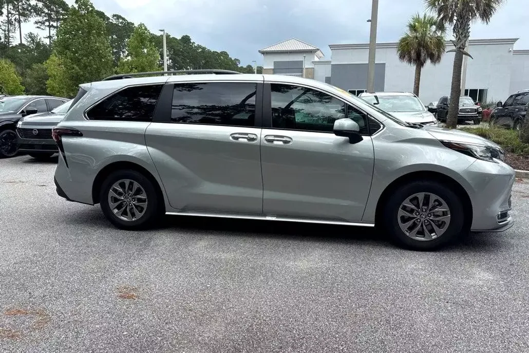 2023 Toyota Sienna XLE photo 1