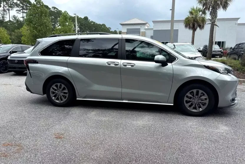 2023 Toyota Sienna XLE photo 1