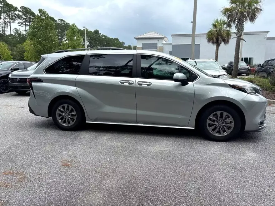 2023 Toyota Sienna XLE photo 1