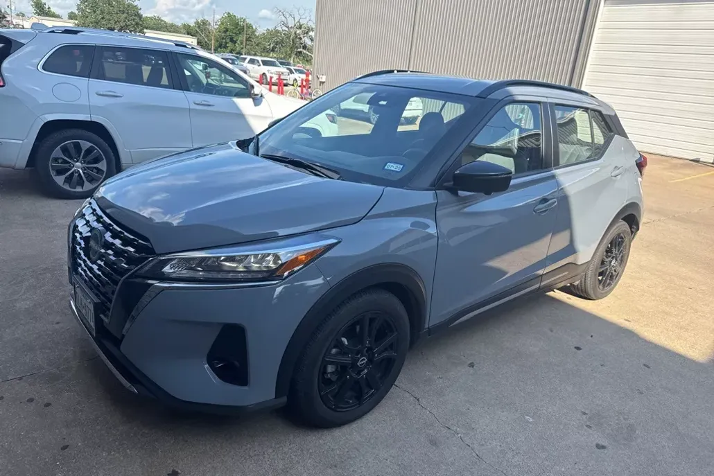 2023 Nissan Kicks SR photo 1