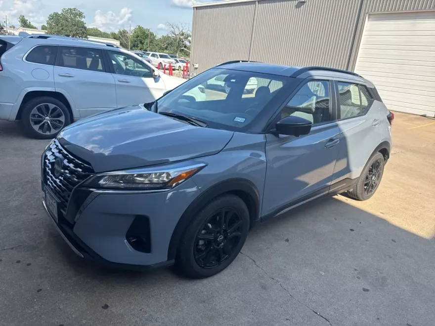 2023 Nissan Kicks SR photo 1