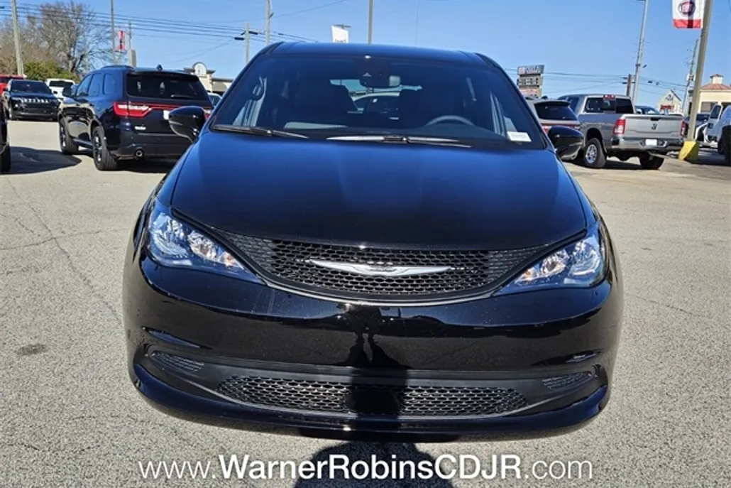 2025 Chrysler Voyager LX photo 1