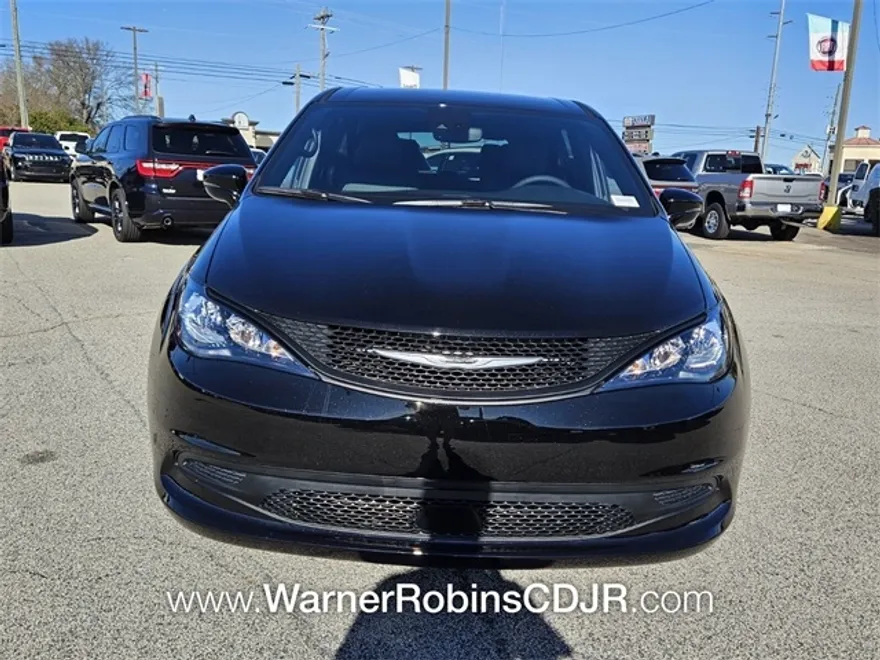 2025 Chrysler Voyager LX photo 1