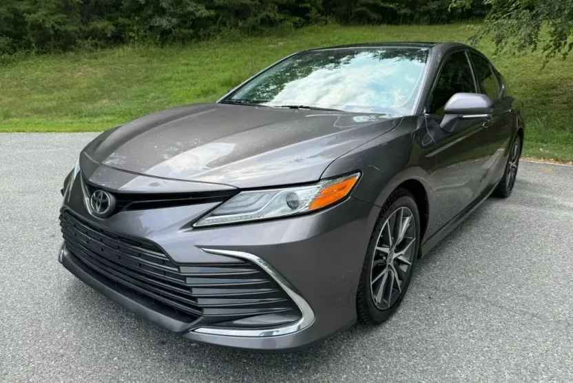 2021 Toyota Camry XLE photo 1