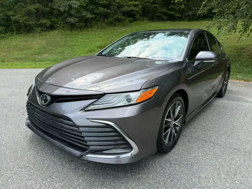 2021 Toyota Camry XLE photo 1