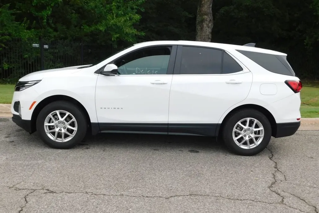 2024 Chevrolet Equinox LT photo 1