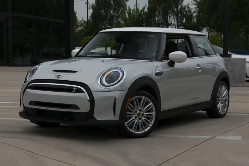 2024 Mini Cooper Hardtop SE photo 1