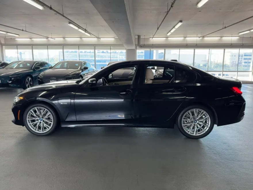 2023 Bmw 330e Sedan photo 1