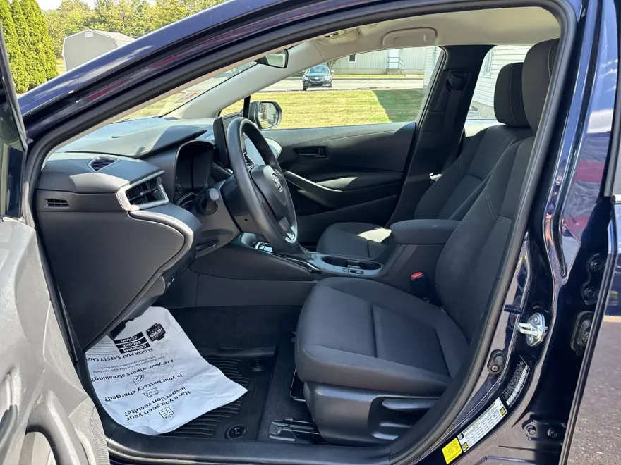 2024 Toyota Corolla LE photo 1