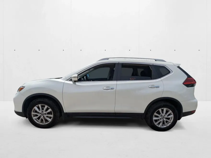 2017 Nissan Rogue SV photo 1