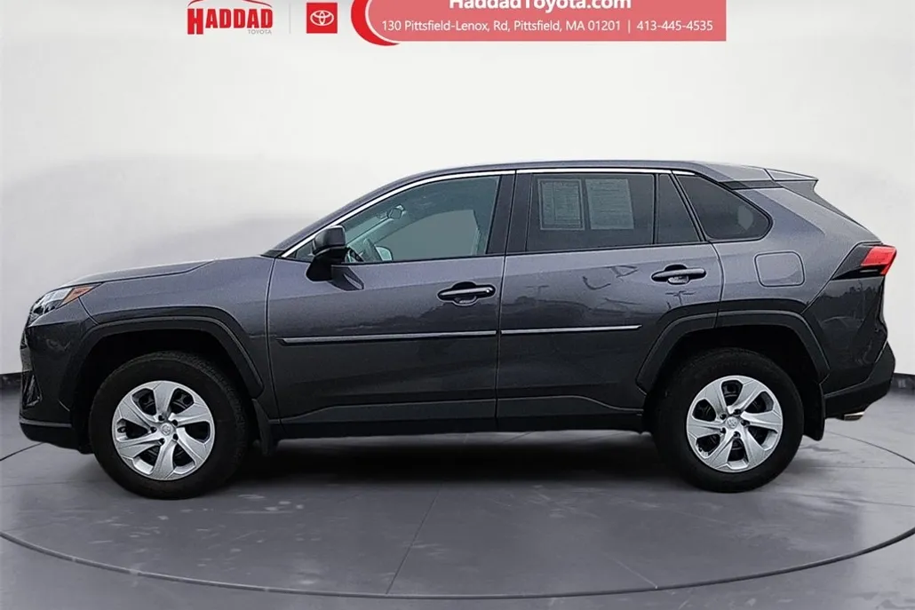 2024 Toyota RAV4 LE photo 1