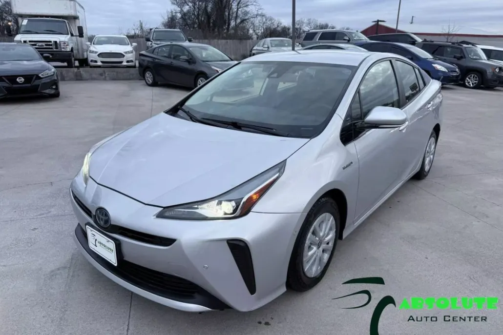 2019 Toyota Prius LE photo 1