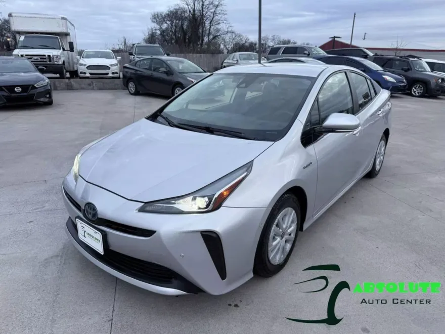 2019 Toyota Prius LE photo 1
