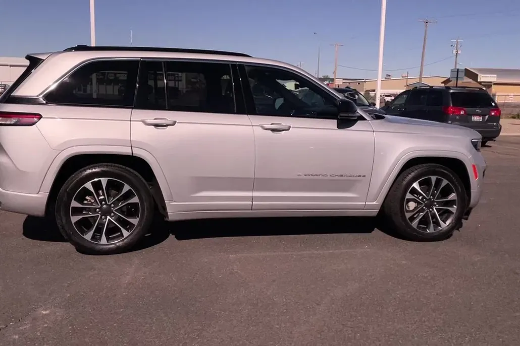 2024 Jeep Grand Cherokee Overland photo 1