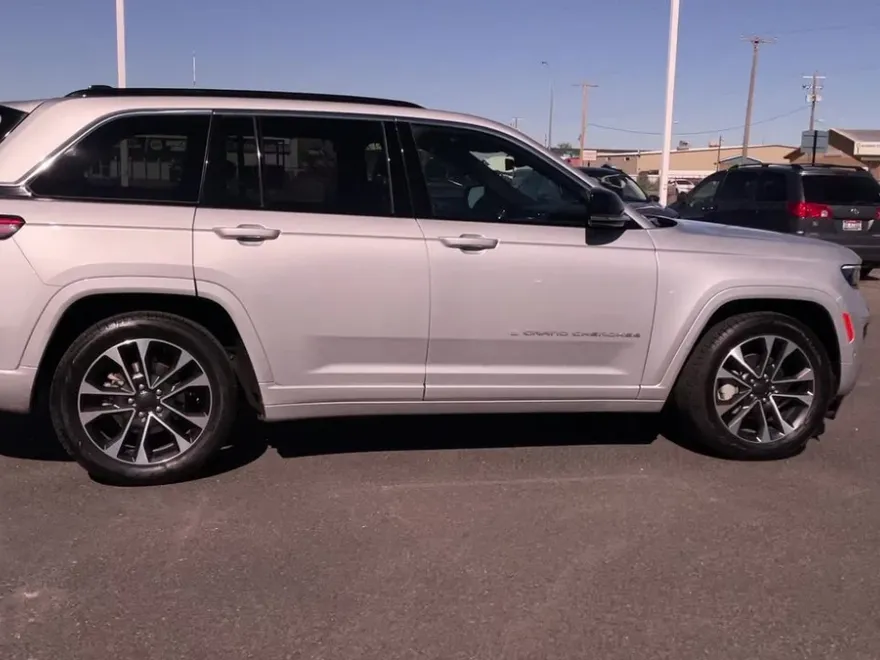 2024 Jeep Grand Cherokee Overland photo 1