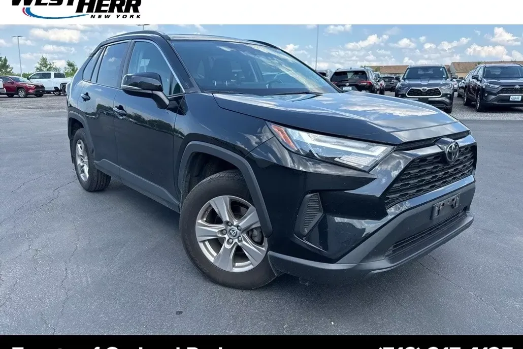 2022 Toyota RAV4 XLE photo 1