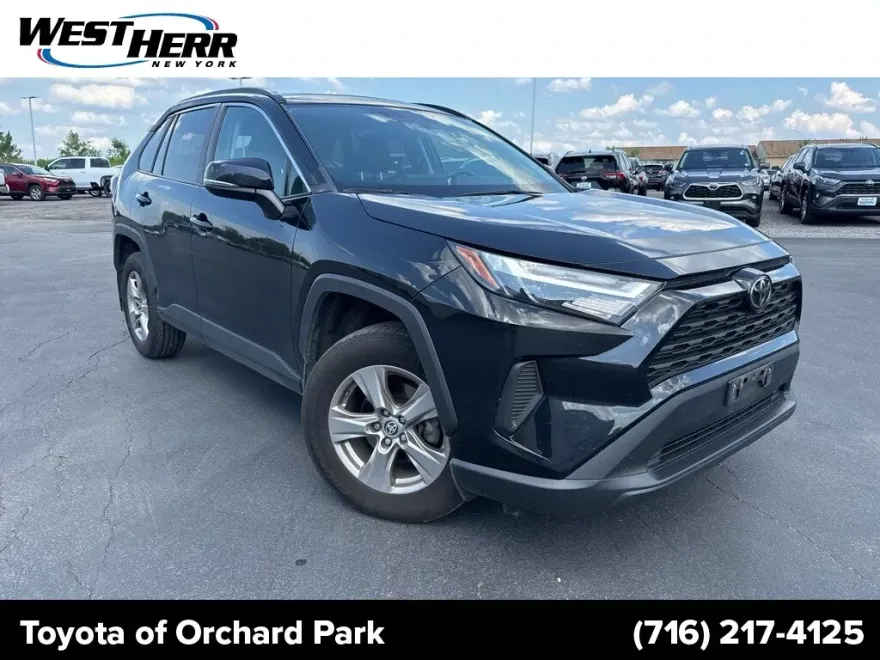 2022 Toyota RAV4 XLE photo 1
