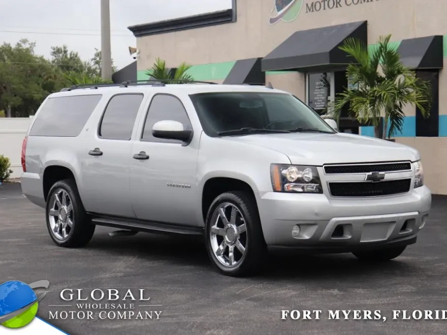 2011 Chevrolet Suburban LT photo 1
