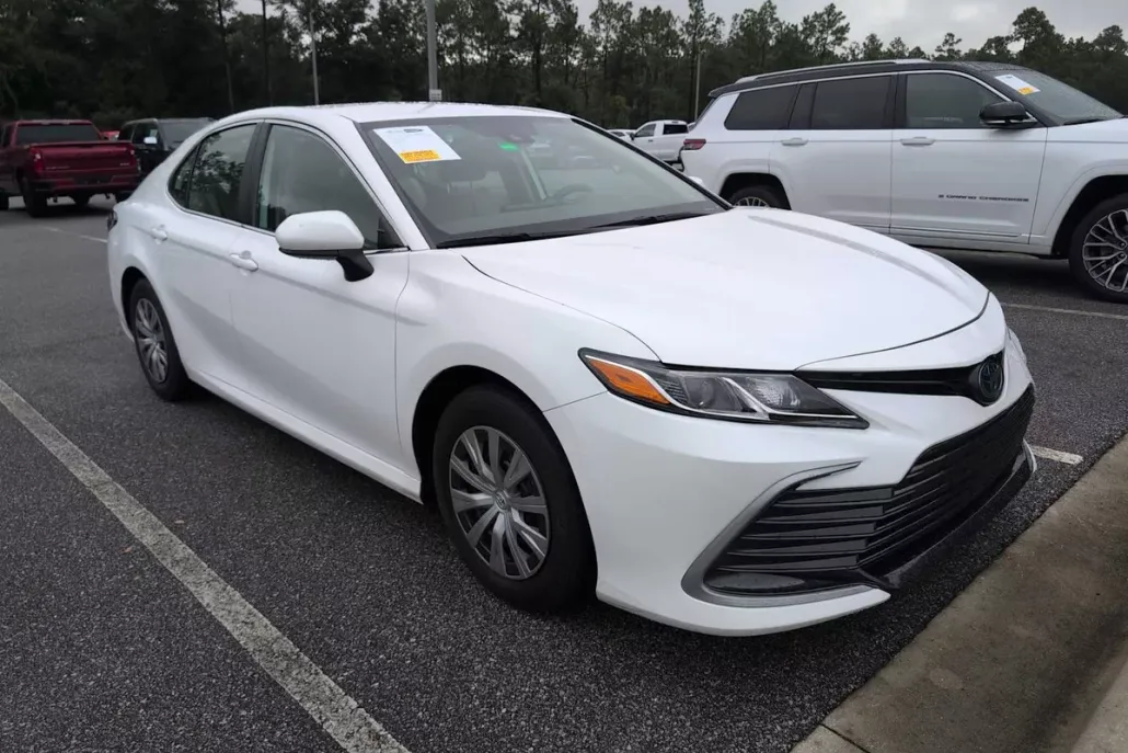 2023 Toyota Camry Hybrid LE photo 1