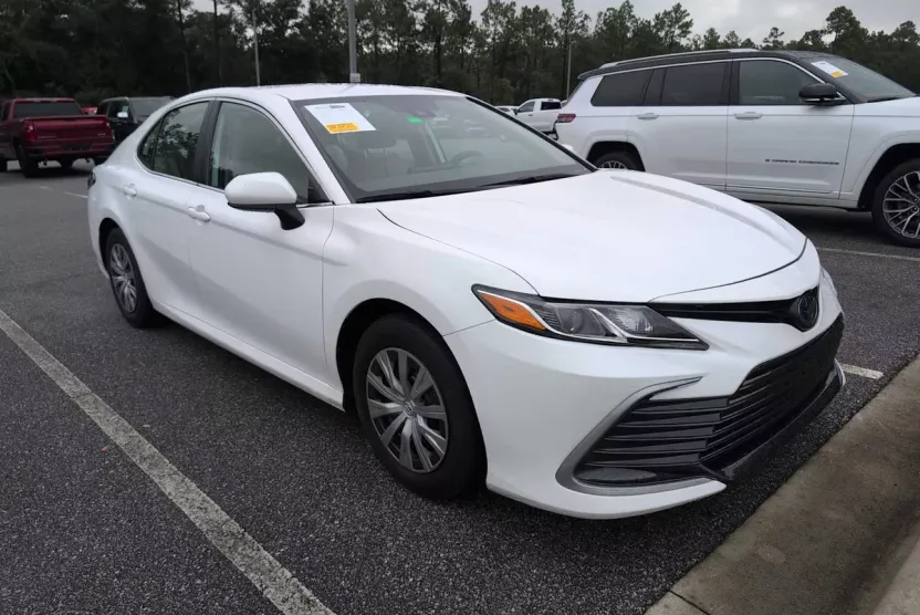 2023 Toyota Camry Hybrid LE photo 1