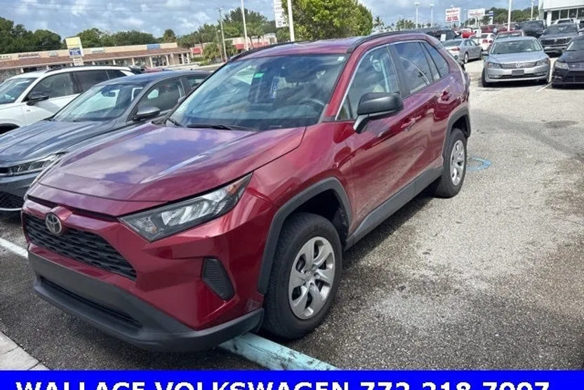 2021 Toyota RAV4 LE photo 1