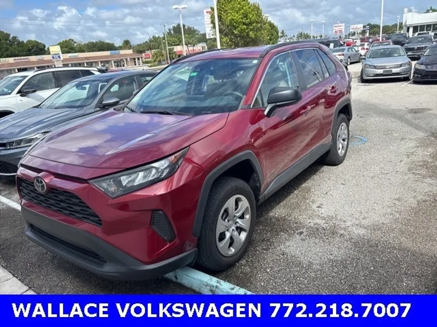 2021 Toyota RAV4 LE photo 1