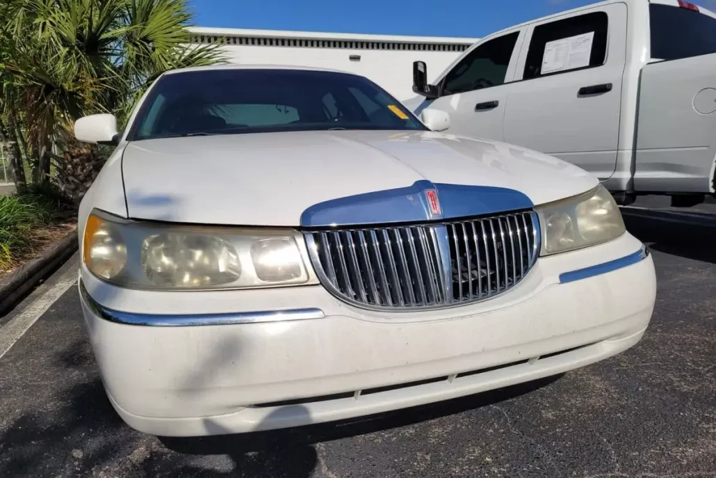 2001 Lincoln Town Car Executive photo 1