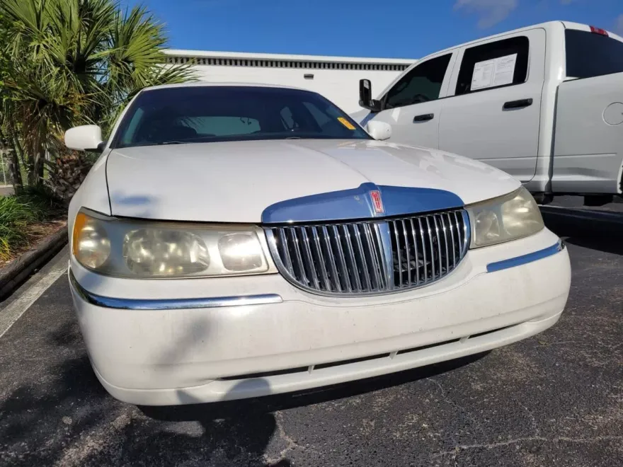 2001 Lincoln Town Car Executive photo 1