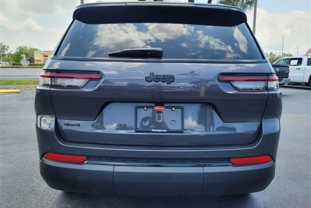 2025 Jeep Grand Cherokee Laredo photo 1