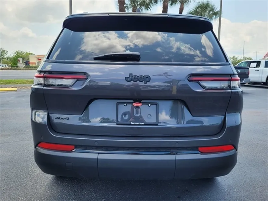 2025 Jeep Grand Cherokee Laredo photo 1