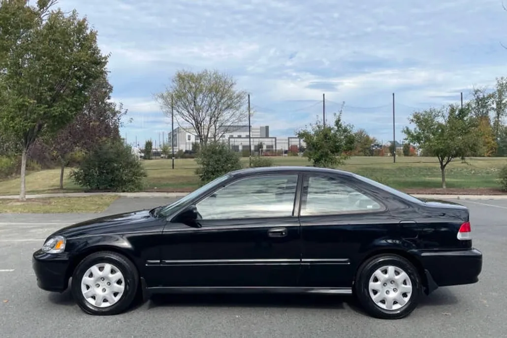 1999 Honda Civic DX photo 1