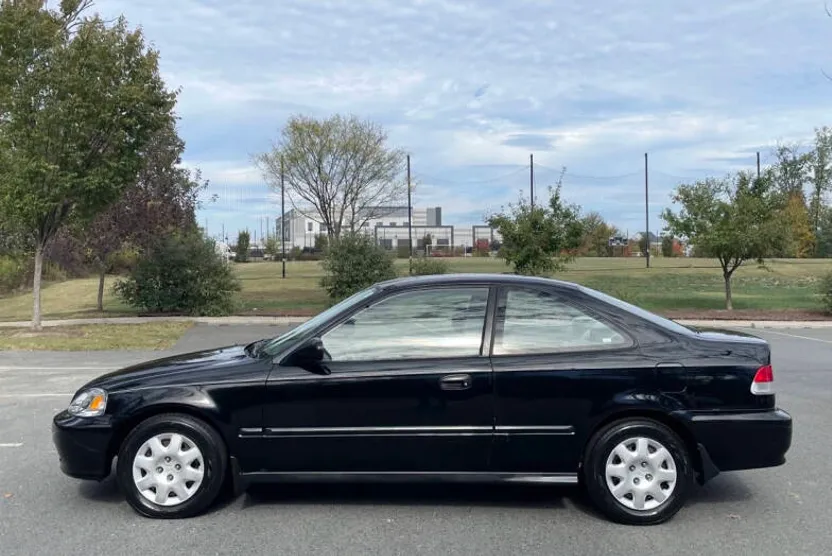 1999 Honda Civic DX photo 1