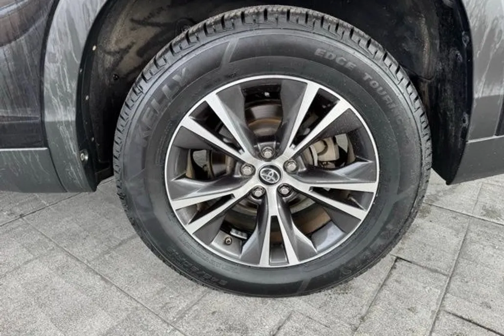 2019 Toyota Highlander LE photo 1