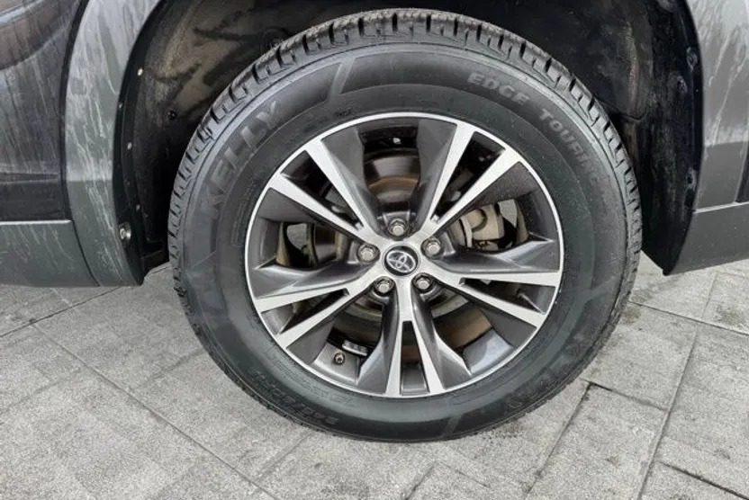 2019 Toyota Highlander LE photo 1
