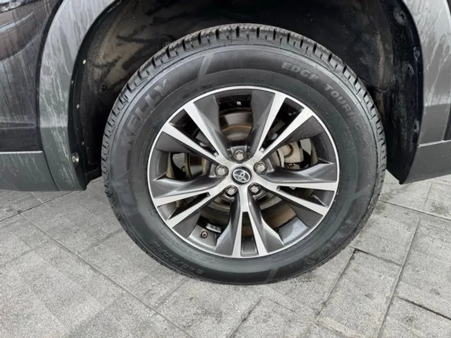 2019 Toyota Highlander LE photo 1