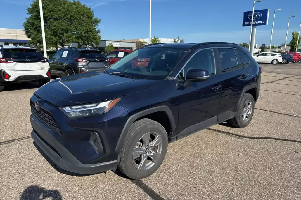 2022 Toyota RAV4 XLE photo 1