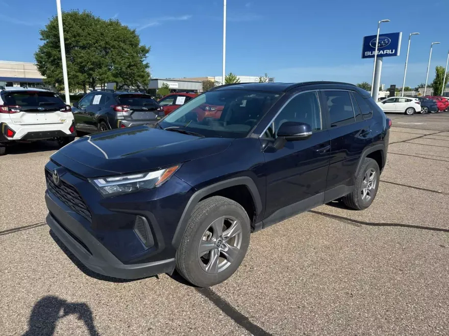 2022 Toyota RAV4 XLE photo 1
